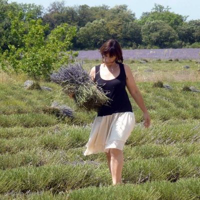 Marie dans le champ de lavande